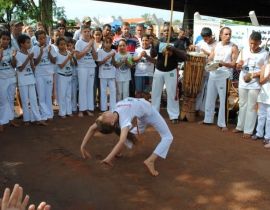Imagem de Capoeira educando pessoas