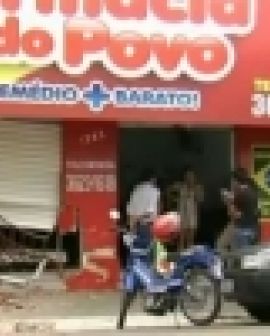 Imagem de Carro invade farmácia na cidade de Rio Verde