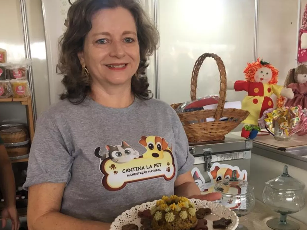 Imagem de Empresária expõe petiscos, 'ovo de páscoa' e refeições de alimentos naturais para pets na Tecnoshow