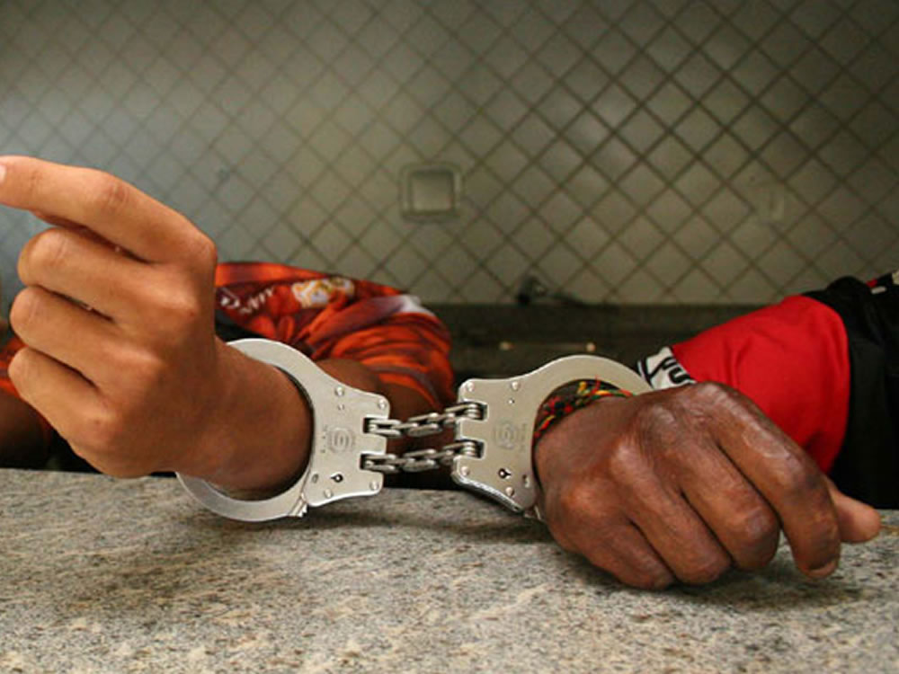 Imagem de PMs salvam bandidos que eram espancados por populares em Rio Verde