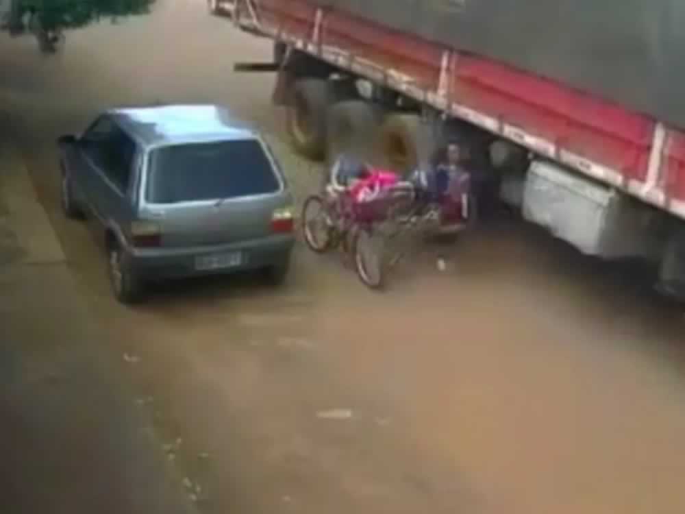 Imagem de Vídeo mostra quando crianças caem de bicicletas e quase são atropeladas por caminhão