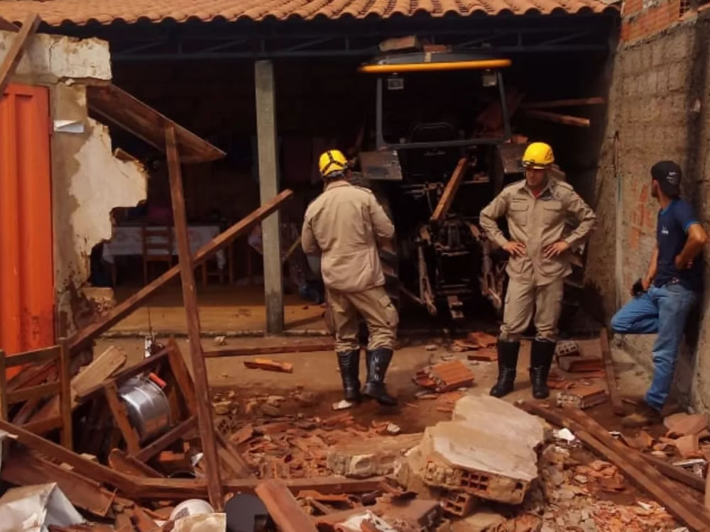 Imagem de Trator desgovernado invade e destrói parte de casa em Santa Helena de Goiás