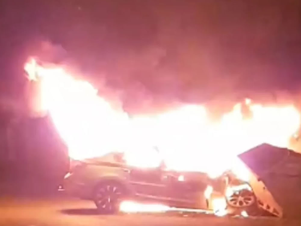 Imagem de Carro pega fogo após bater contra caçamba de entulho, em Rio Verde