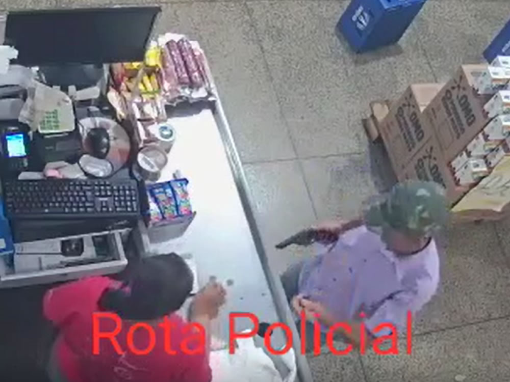 Imagem de Assaltante se passa por cliente, rouba supermercado e agradece a atendente após o assalto em Jataí. Veja vídeo