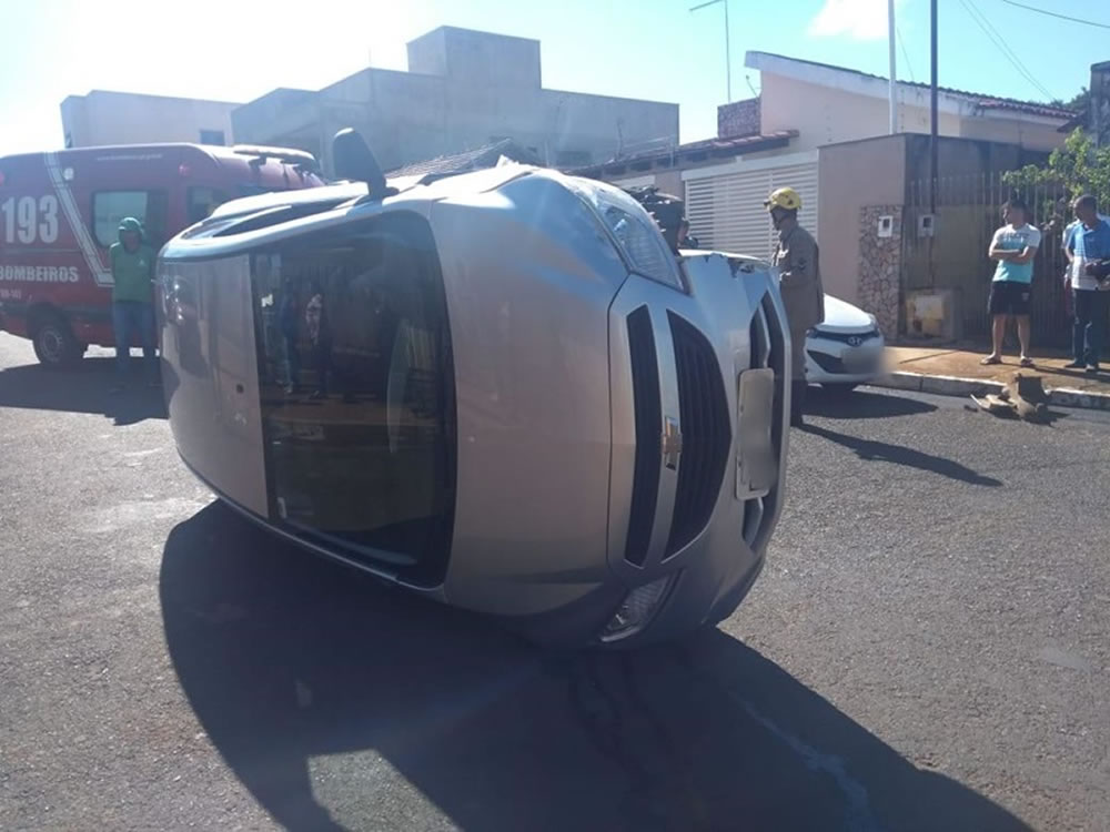 Imagem de Carro tomba após colisão com veículo estacionado em Rio Verde