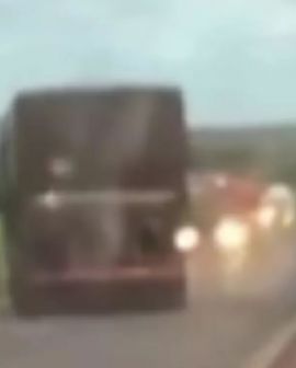 Imagem de Caminhoneiro dirige na contramão e quase bate em carreta, na BR-452 entre Rio Verde e Itumbiara
