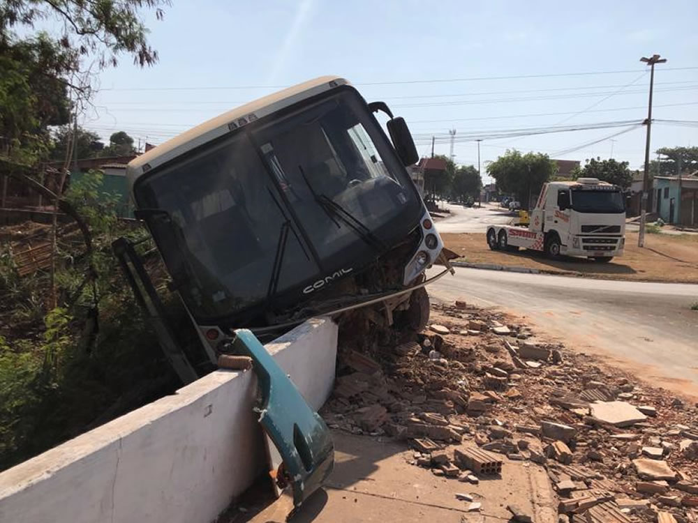 Imagem de Ônibus perde o controle e quase cai de ponte na Vila Borges, em Rio Verde