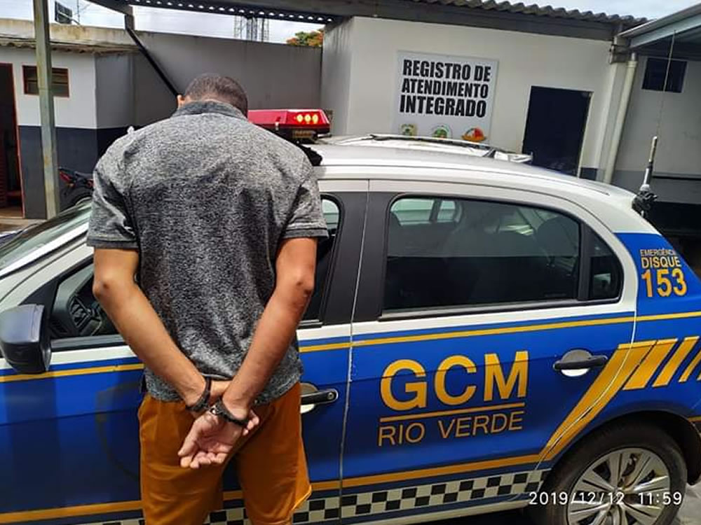 Imagem de Homem sem CNH tenta fugir de guardas municipais e é preso