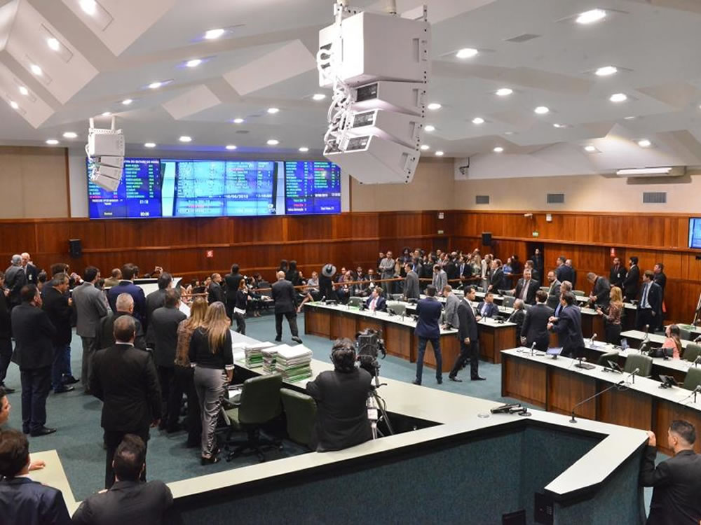 Imagem de Plenário aprova a PEC que permite a reeleição de presidente da Alego