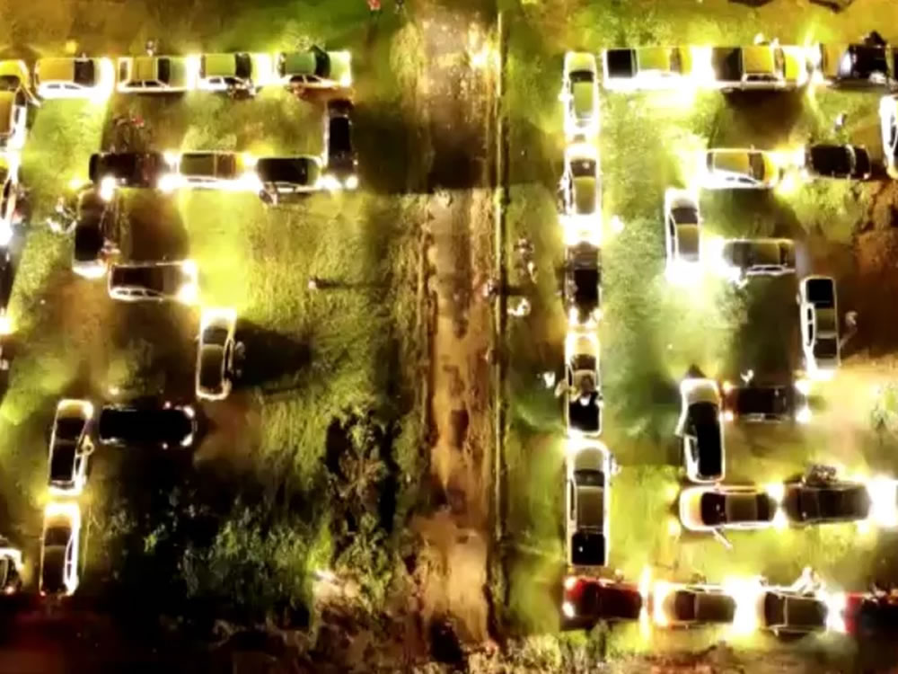 Imagem de Fiéis formam a palavra ‘fé’ com carros estacionados durante culto em Rio Verde