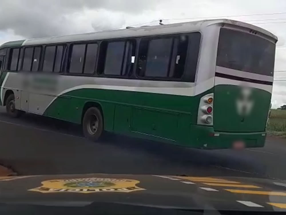 Imagem de Ônibus que transportava estudantes para feira agrícola em Rio Verde é apreendido pela PRF
