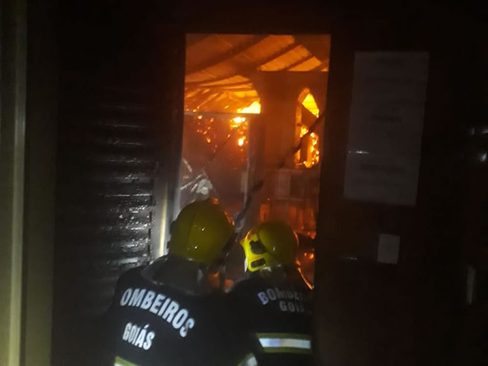 Imagem de Bombeiros combatem incêndio em indústria em Rio Verde