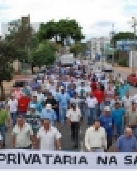 Imagem de Trabalhadores da Saneago realizam passeata