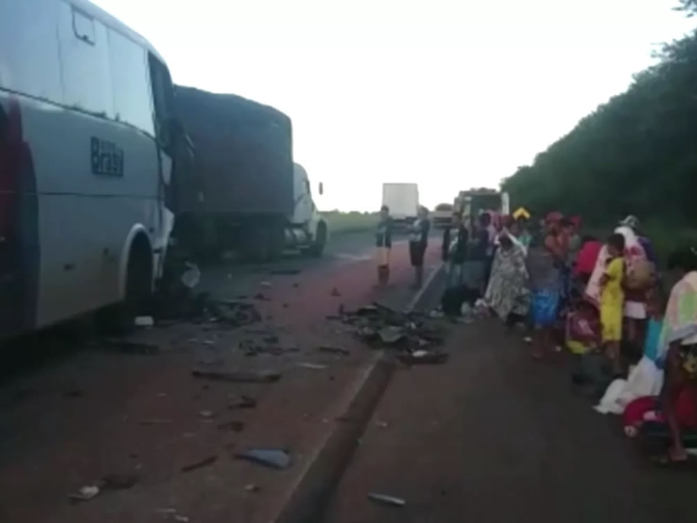 Imagem de Acidente entre ônibus e caminhão deixa 11 feridos, na BR-060