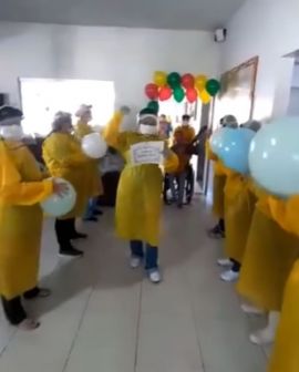 Imagem de Grupo de 32 idosos e funcionários de abrigo ganha festa após se curar da Covid-19 e deixar isolamento