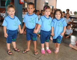 Imagem de Crianças da rede municipal de ensino recebem novos uniformes