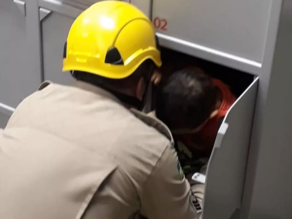 Imagem de Bombeiros resgatam criança presa dentro de guarda-volumes em banco