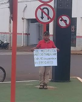 Imagem de Homem com cartaz pedindo emprego consegue trabalho