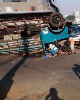 Imagem de Caminhão desgovernado tomba no centro de Rio Verde