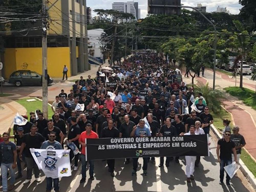 Imagem de Trabalhadores e empresários protestam contra Ronaldo Caiado