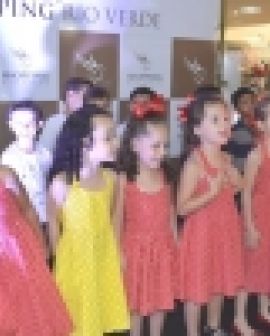 Imagem de Crianças apresentam cantata de Natal