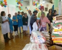 Imagem de Hurso entrega doação de roupas e alimentos