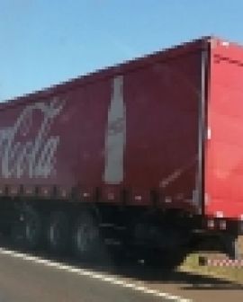 Imagem de Caminhão da Coca-Cola pega fogo na BR-060