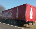 Imagem de Caminhão da Coca-Cola pega fogo na BR-060