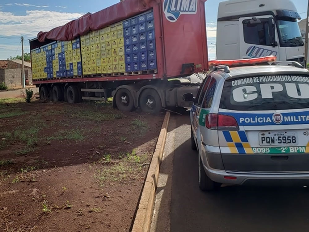 Imagem de PM recupera caminhão e localiza carga roubada