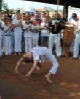 Imagem de Capoeira educando pessoas
