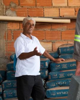 Imagem de Aposentado com um salário mínimo doa sacos de cimentos para construir novo presídio de Rio Verde