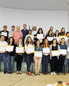 Imagem de Prefeitura entrega diplomas de pós-graduação para servidores municipais