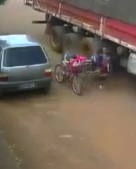 Imagem de Vídeo mostra quando crianças caem de bicicletas e quase são atropeladas por caminhão