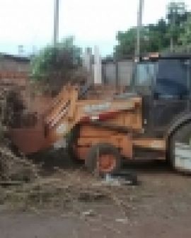 Imagem de Equipes continuam trabalho de limpeza na cidade