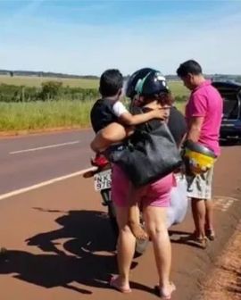 Imagem de PRF resgata criança transportada irregularmente em motocicleta