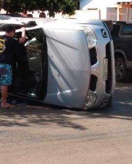 Imagem de Acidente deixa caminhonete tombada em Rio Verde