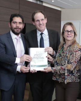 Imagem de Lissauer Vieira recebe PPA das mãos do vice-governador Lincoln Tejota e da secretária Cristiane Schmidt