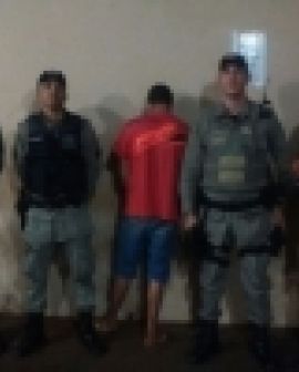 Imagem de PM detém menor com arma