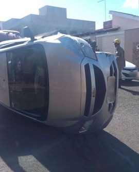 Imagem de Carro tomba após colisão com veículo estacionado em Rio Verde