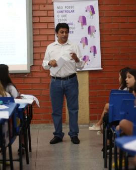 Imagem de Chico KGL ministra palestra em escola de Rio Verde
