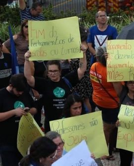 Imagem de Em assembleia, professores de Goiás aprovam paralisação