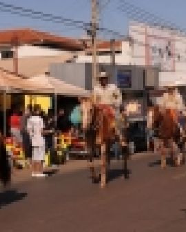 Imagem de Desfile de cavaleiros marca tradição em Rio Verde