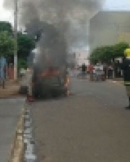 Imagem de Homem embriagado coloca fogo no próprio veículo