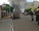 Imagem de Homem embriagado coloca fogo no próprio veículo