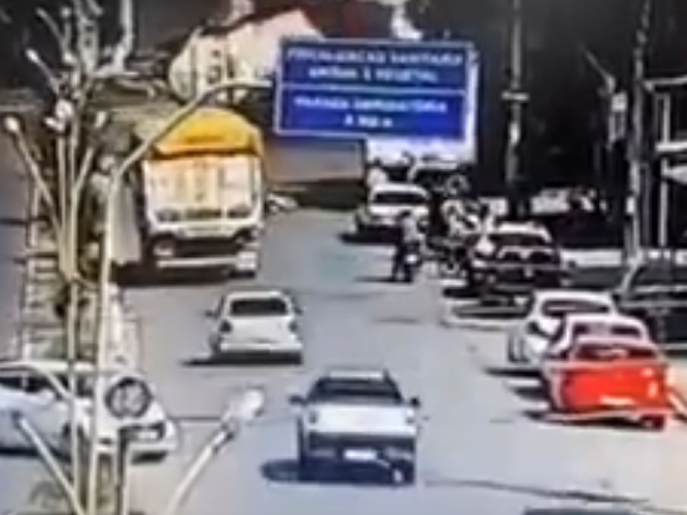 Imagem de Motociclista morre após ser empurrado para debaixo de caminhão no interior de Goiás. Veja vídeo: