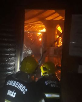 Imagem de Bombeiros combatem incêndio em indústria em Rio Verde