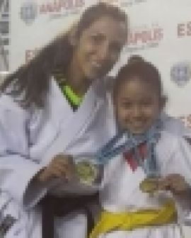 Imagem de Menina ganha medalha de ouro em campeonato de Karatê