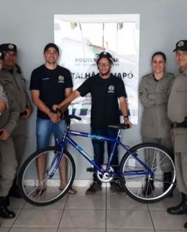 Imagem de Jovem com deficiência mental ganha bicicleta de policiais após ser furtado em Iporá