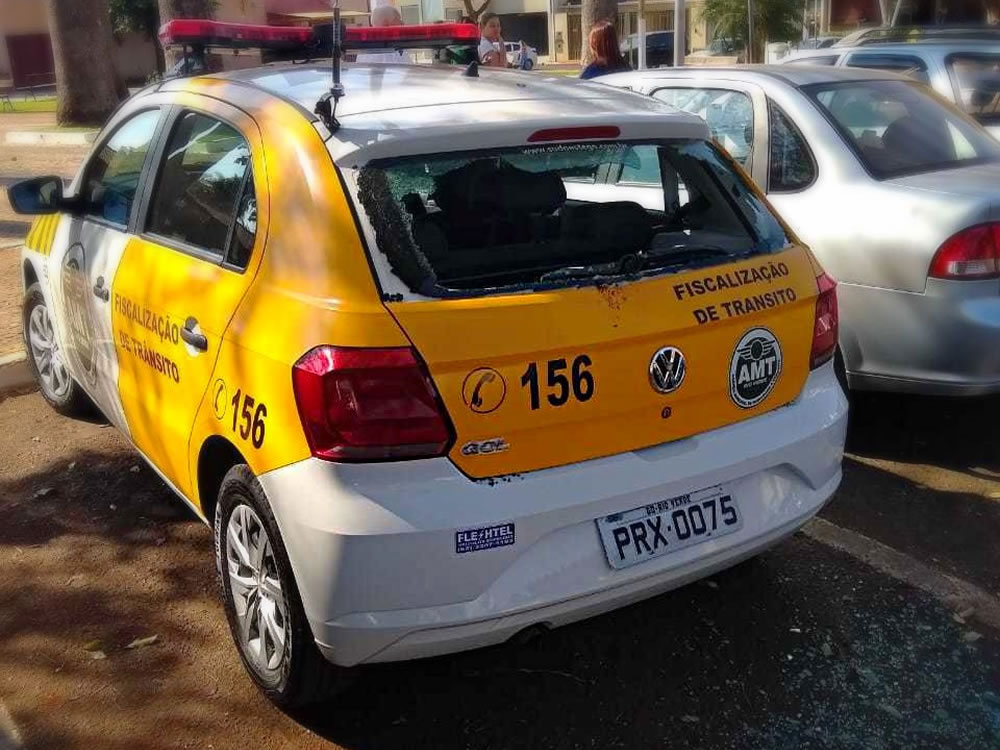 Imagem de Exaltado, homem estoura vidro de viatura da AMT em Rio Verde