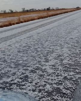 Imagem de Chuva de granizo deixa rodovia coberta de gelo no Sudoeste Goiano